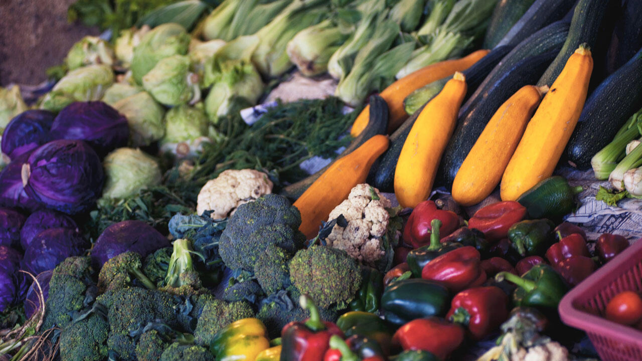 Gemüse ist bei gesunder Ernährung immer der zentrale Bestandteil. Gemüse ist bei gesunder Ernährung immer der zentrale Bestandteil.