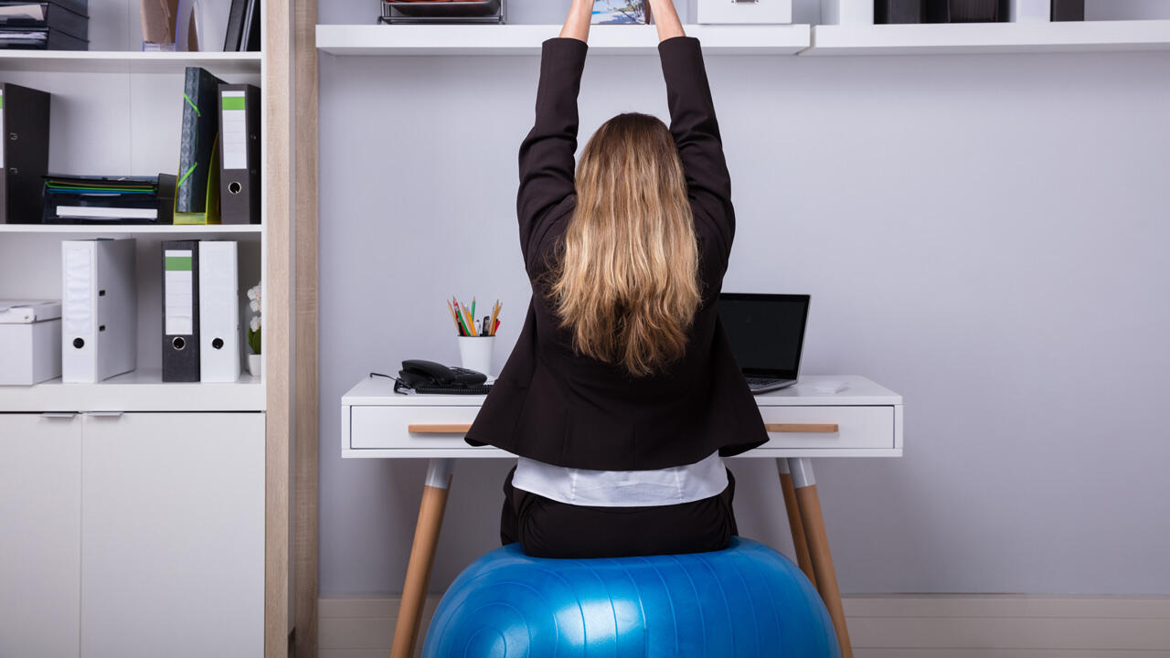 Ein Gymnastikball kann eine Alternative zum Schreibtischstuhl sein