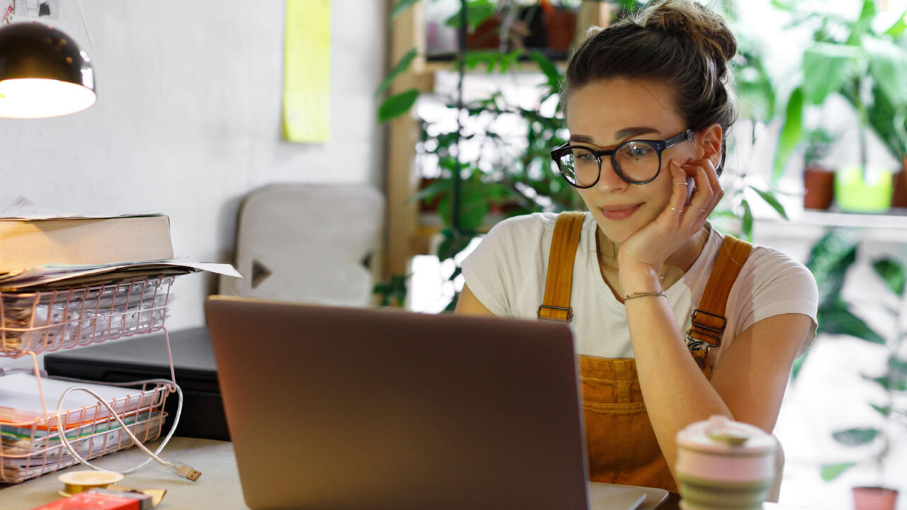 Wer für Ergonomie am Arbeitsplatz sorgt, hat gut lachen – und gut arbeiten