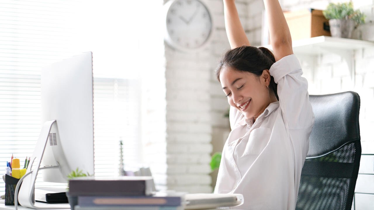 Für die richtige Arbeitsplatz-Ergonomie ist es entscheidend, sich beim Sitzen ausreichend zu bewegen.