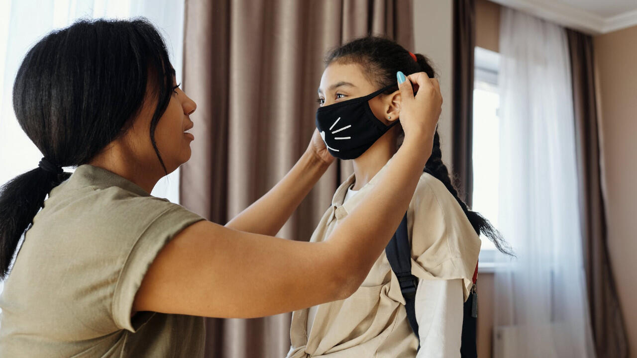 Auch auf dem Weg zur Schule, im Pausenhof und in den Gängen müssen Schüler vielerorts eine Maske tragen.