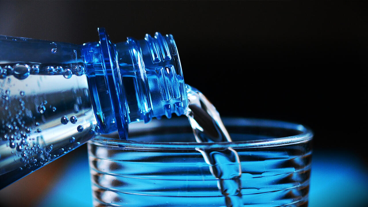 Mineralwasser kann je nach Quelle unterschiedlich schmecken. Auch die Abfüllung in Plastikflaschen oder Glasflaschen macht bei Mineralwasser einen Unterschied. Mineralwasser kann je nach Quelle unterschiedlich schmecken. Auch die Abfüllung in Plastikflaschen oder Glasflaschen macht bei Mineralwasser einen Unterschied.