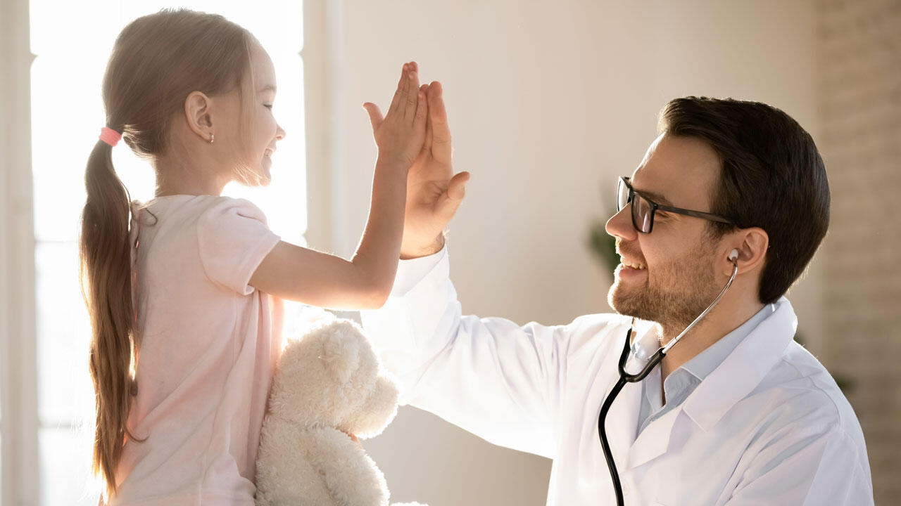 Ein guter Kinderarzt nimmt sich Zeit für die Untersuchung – und die Fragen der Eltern.