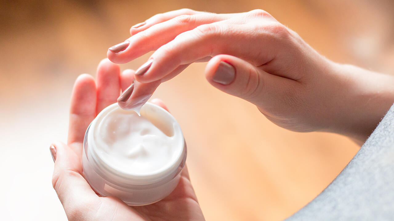 Gesichtscreme mit UV-Schutz im Test: Wir haben 18 Produkte überprüft. Gesichtscreme mit UV-Schutz im Test: Wir haben 18 Produkte überprüft.
