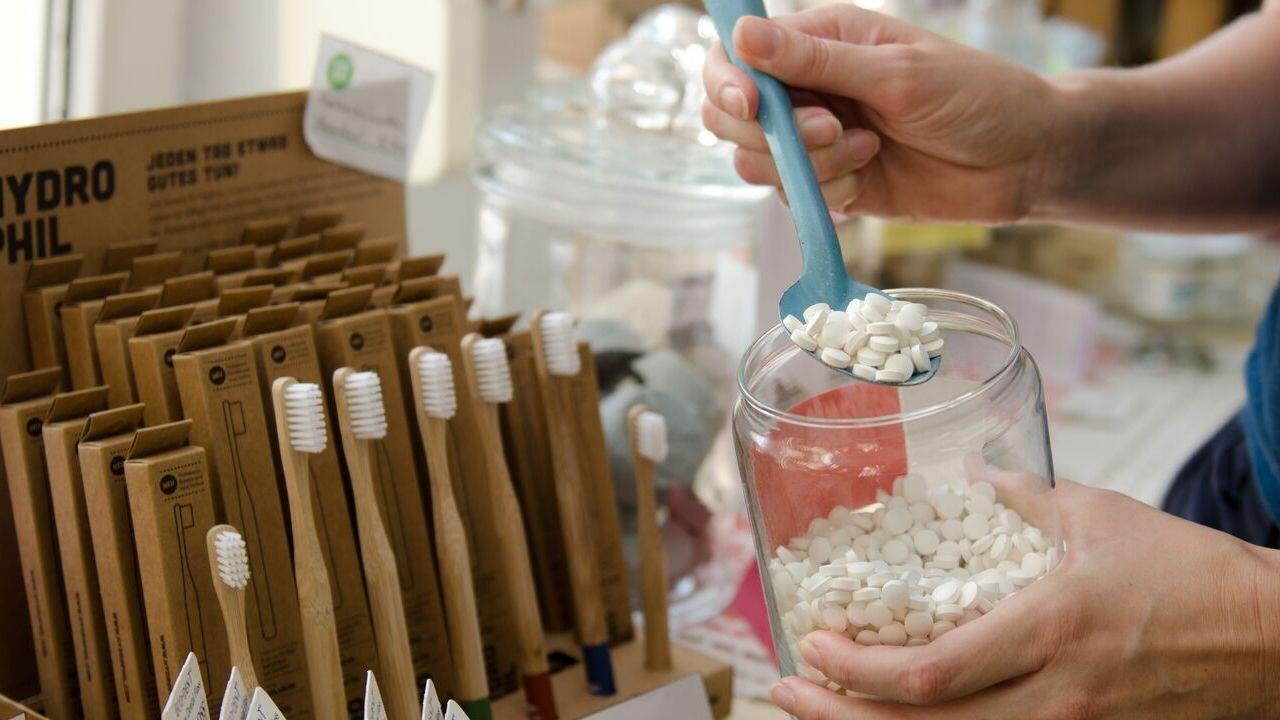 Plastik vermeiden bei der Zahnpasta: Sie können Zahnputztabletten im Unverpackt-Laden oder in manchen Drogerien kaufen. 