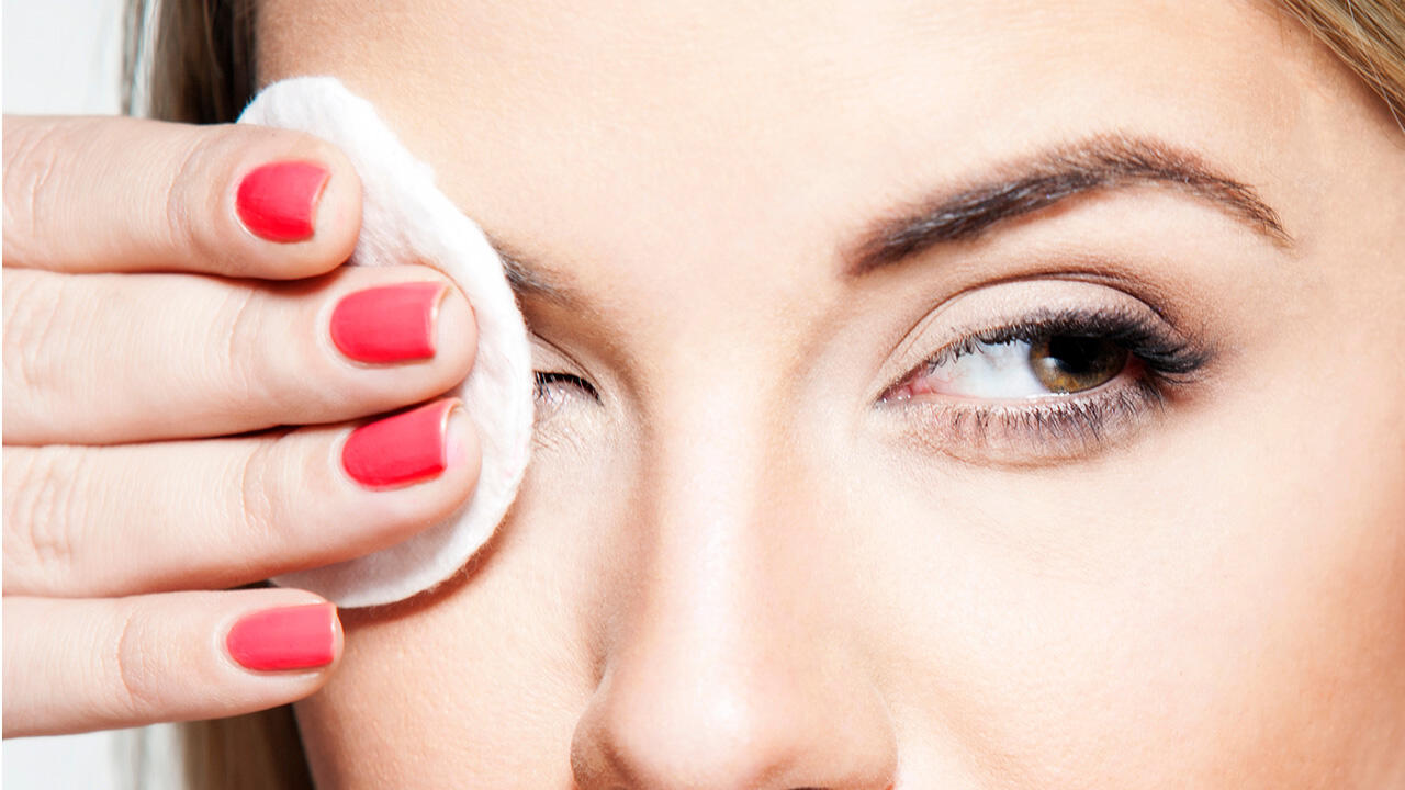 Um die Wimpern zu schonen, sollte Mascara abends wieder abgenommen werden. Um die Wimpern zu schonen, sollte Mascara abends wieder abgenommen werden.