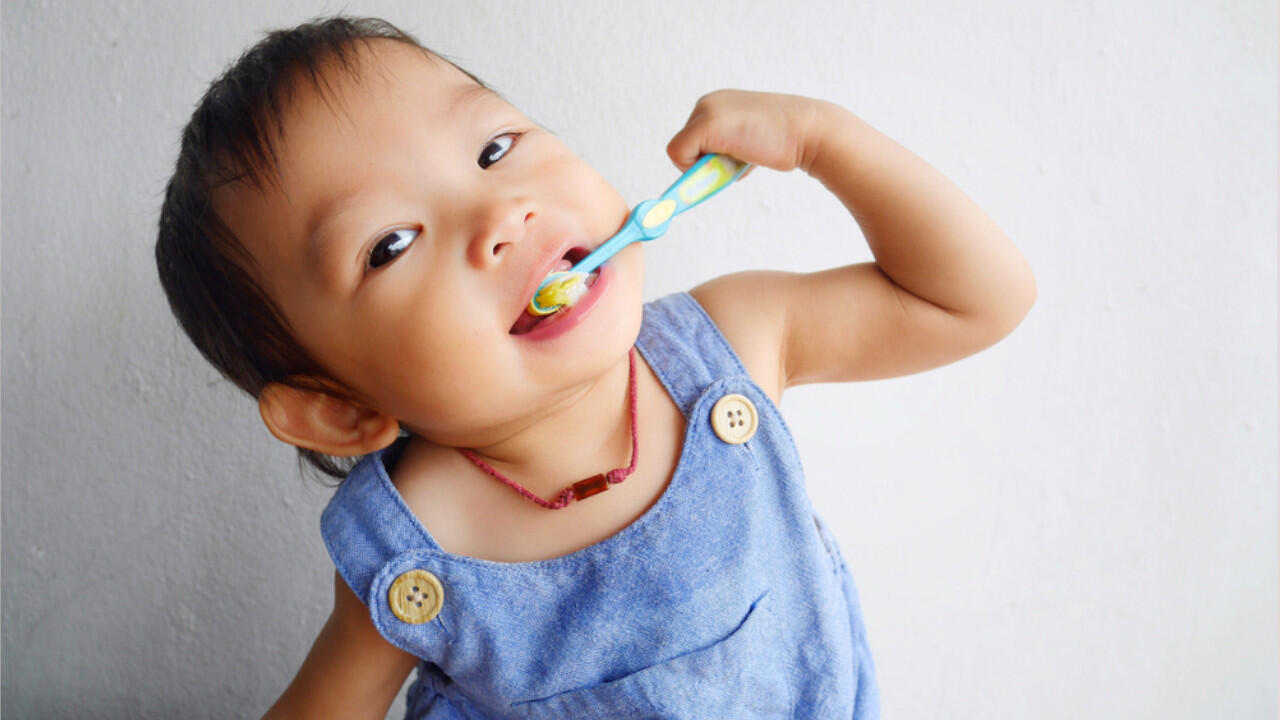 Früh übt sich: Die Milchzähne von Kindern brauchen genauso viel Pflege wie die Zähne von Erwachsenen.