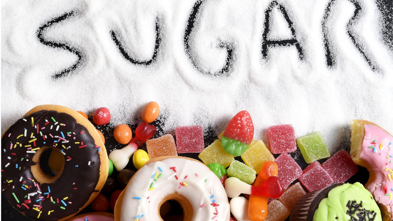 Zucker in Süßigkeiten, aber auch Fruchtzucker und Traubenzucker können Milchzähne schädigen.