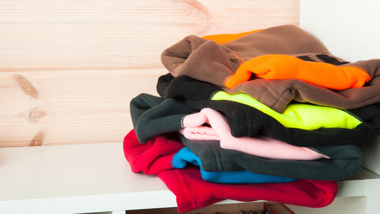 Als zweite Schicht bei Outdoor-Bekleidung sind vor allem Jacken aus Fleece oder Powerstretch beliebt. Als zweite Schicht bei Outdoor-Bekleidung sind vor allem Jacken aus Fleece oder Powerstretch beliebt.