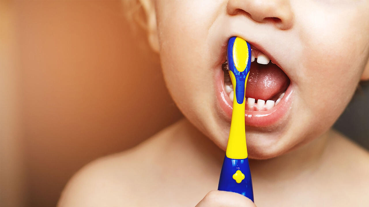 Zähne putzen bei Kindern: Sind Zahnbürsten aus Bambus oder Holz eine Alternative zu Plastikzahnbürsten?