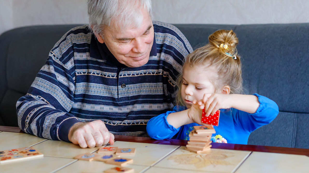 "Memory zu spielen und das Hirn zu fordern, hilft im Zweifelsfall mehr gegen das Vergessen, als Pillen zu schlucken." "Memory zu spielen und das Hirn zu fordern, hilft im Zweifelsfall mehr gegen das Vergessen, als Pillen zu schlucken."