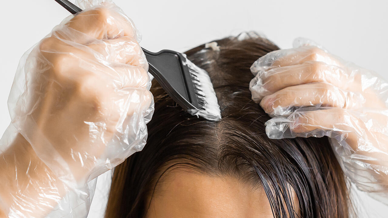 Wer seine Haare zu Hause selber färbt, möchte in der Regel wissen, was er sich da auf den Kopf schmiert. Wer seine Haare zu Hause selber färbt, möchte in der Regel wissen, was er sich da auf den Kopf schmiert.