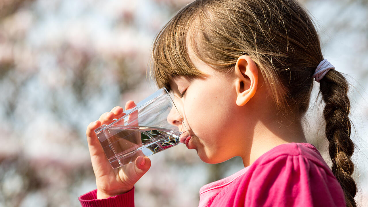 Mineralwasser oder Leitungswasser trinken: Günstiger ist es, wenn Sie das Wasser aus dem Hahn trinken.