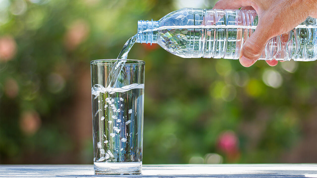 Öko-Bilanz: Im Gegensatz zu Mineralwasser braucht Leitungswasser keine Verpackung und hinterlässt keinen Abfall.