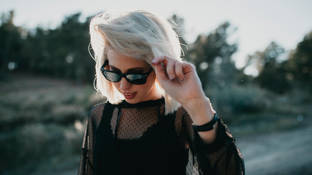 Wer seine Haare platinblond färben möchte, braucht besonders starke Bleichmittel. Wer seine Haare platinblond färben möchte, braucht besonders starke Bleichmittel.