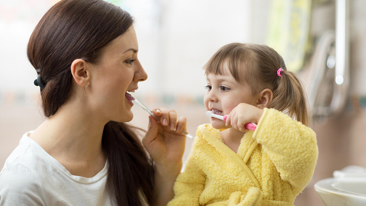 Eltern sollten ihren Kindern zeigen, wie sie ihre Zähne richtig putzen. Auch der Zahnarzt klärt über die richtigen Putztechniken auf.