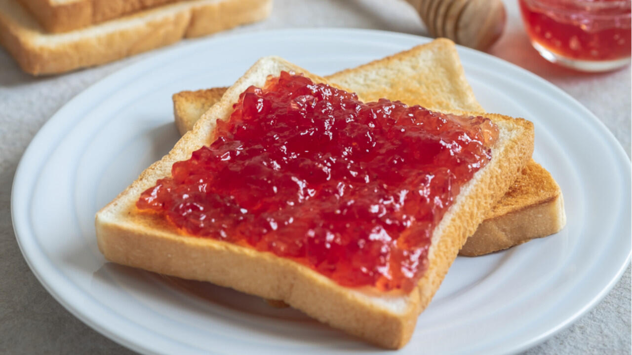 Ein Marmeladentoast ist nicht unbedingt gesund, aber ein veganes Frühstück. Ein Marmeladentoast ist nicht unbedingt gesund, aber ein veganes Frühstück.