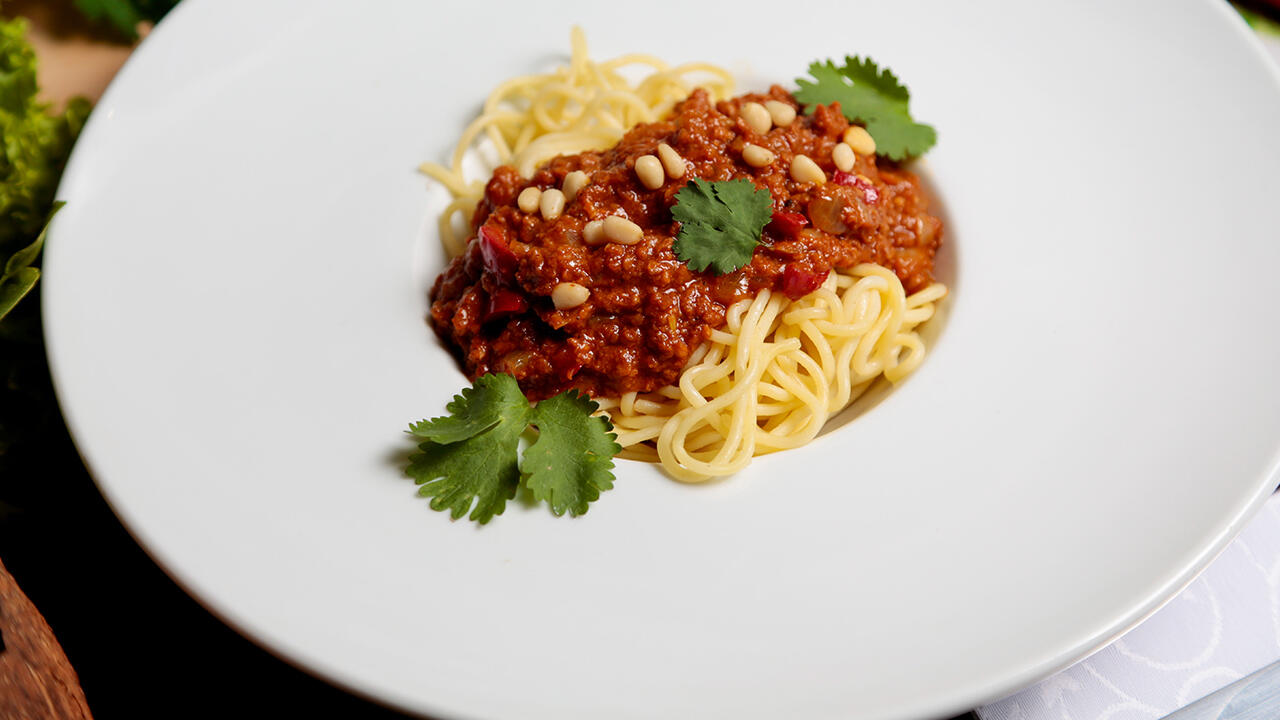 Spaghetti Bolognese lässt sich auch gut mit Veggie-Hack zubereiten.