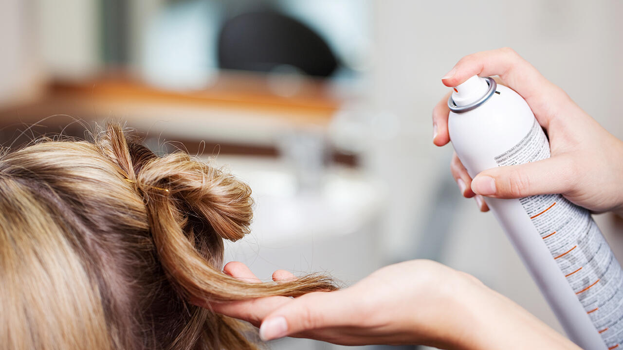 Haarspray verspricht Halt und Volumen für Hochsteckfrisuren.