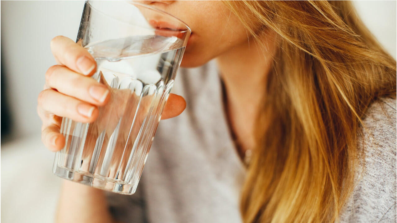 Ausreichend Flüssigkeit zu sich zu nehmen – am besten Wasser – kann Nierenerkrankungen vorbeugen.