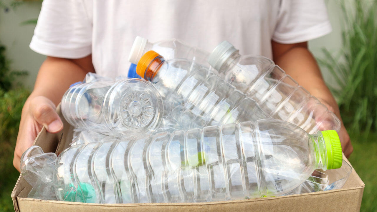 Wer seinen (Plastik-)Abfall vernünftig trennt und korrekt entsorgt, sorgt dafür, dass sich die Recyclingquote erhöht von Kunststoffen.