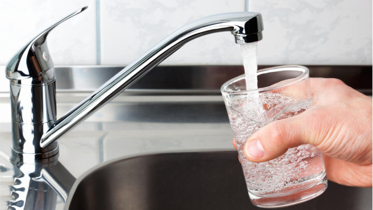 Wasser aus der Leitung trinken schützt die Umwelt, denn das Wasser kommt aus der Region und muss nicht in Flaschen abgefüllt werden. Wasser aus der Leitung trinken schützt die Umwelt, denn das Wasser kommt aus der Region und muss nicht in Flaschen abgefüllt werden.