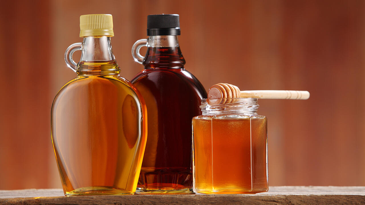 Honig und Ahornsirup gelten als gesündere Zuckerarten. Doch das ist ein Trugschluss.