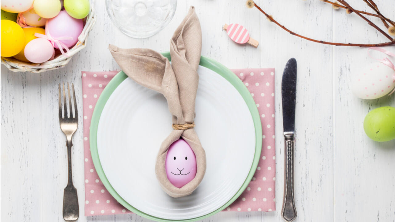 Ein Serviettenhase ist ein süßer Blickfang auf der gedeckten Ostertafel.