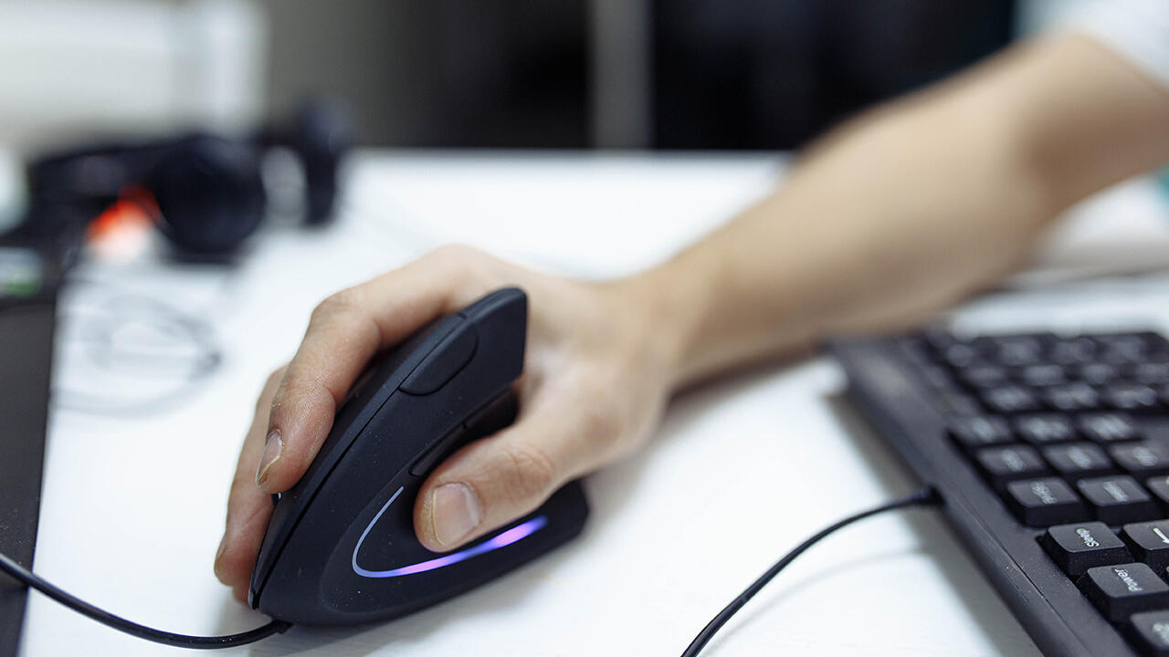 Eine ergonomische Maus soll gegen Bürokrankheiten, wie den Mausarm, helfen. Eine ergonomische Maus soll gegen Bürokrankheiten, wie den Mausarm, helfen.