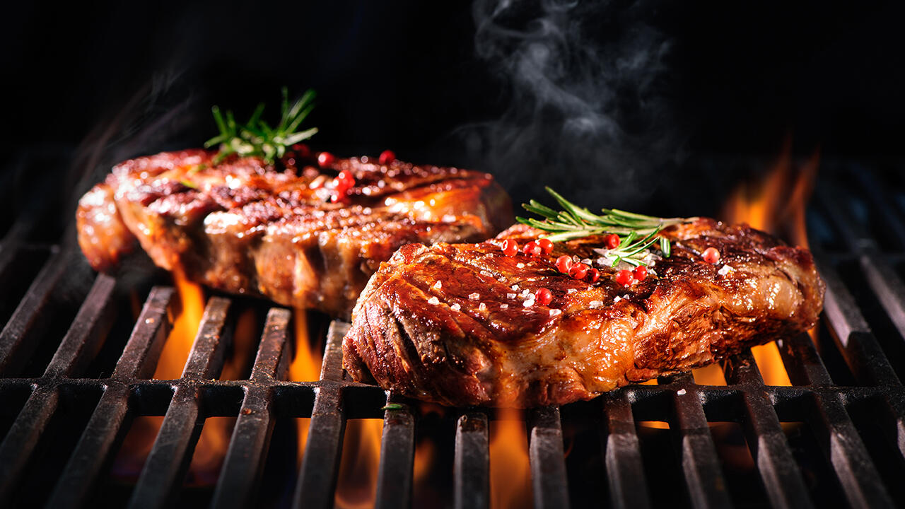 Rindfleisch als Klimasünder: Die Tiere stoßen große Mengen Methan aus und verbrauchen viel Futtermittel.