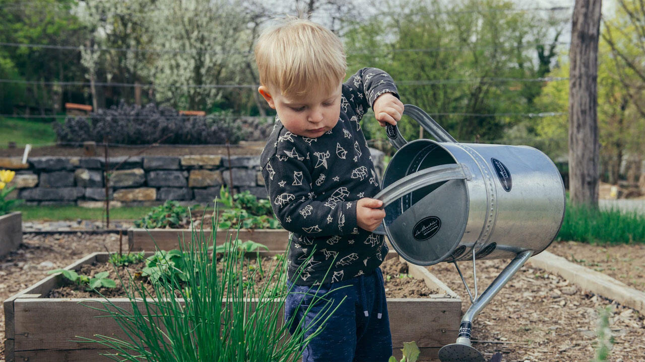 Das richtige Gartenwerkzeug vorausgesetzt, können schon die Allerkleinsten mithelfen Das richtige Gartenwerkzeug vorausgesetzt, können schon die Allerkleinsten mithelfen