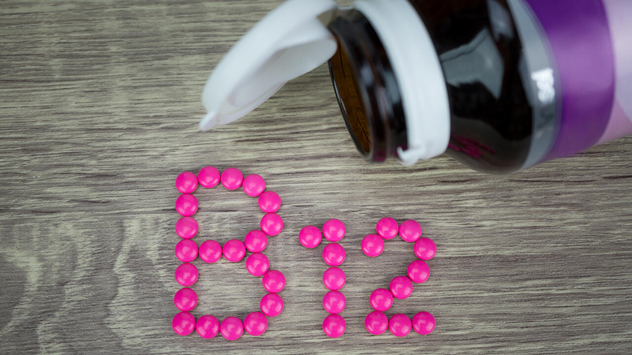 Veganer können den Großteil ihrer Nährstoffe über ihre Ernährung abdecken. Einzig das Vitamin B12 bereitet Probleme. Veganer können den Großteil ihrer Nährstoffe über ihre Ernährung abdecken. Einzig das Vitamin B12 bereitet Probleme.