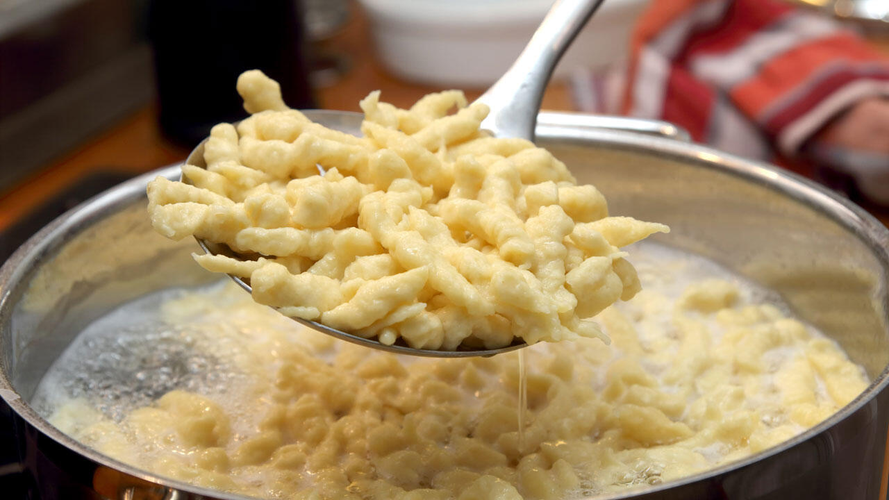 Spätzle selber machen kommt ursprünglich aus dem Schwäbischen. Spätzle selber machen kommt ursprünglich aus dem Schwäbischen.