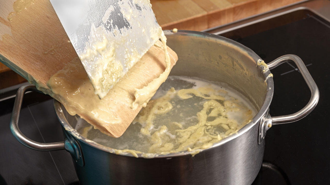 Spätzle von Hand zu schaben ist mit der richtigen Technik gar nicht so schwer. Spätzle von Hand zu schaben ist mit der richtigen Technik gar nicht so schwer.