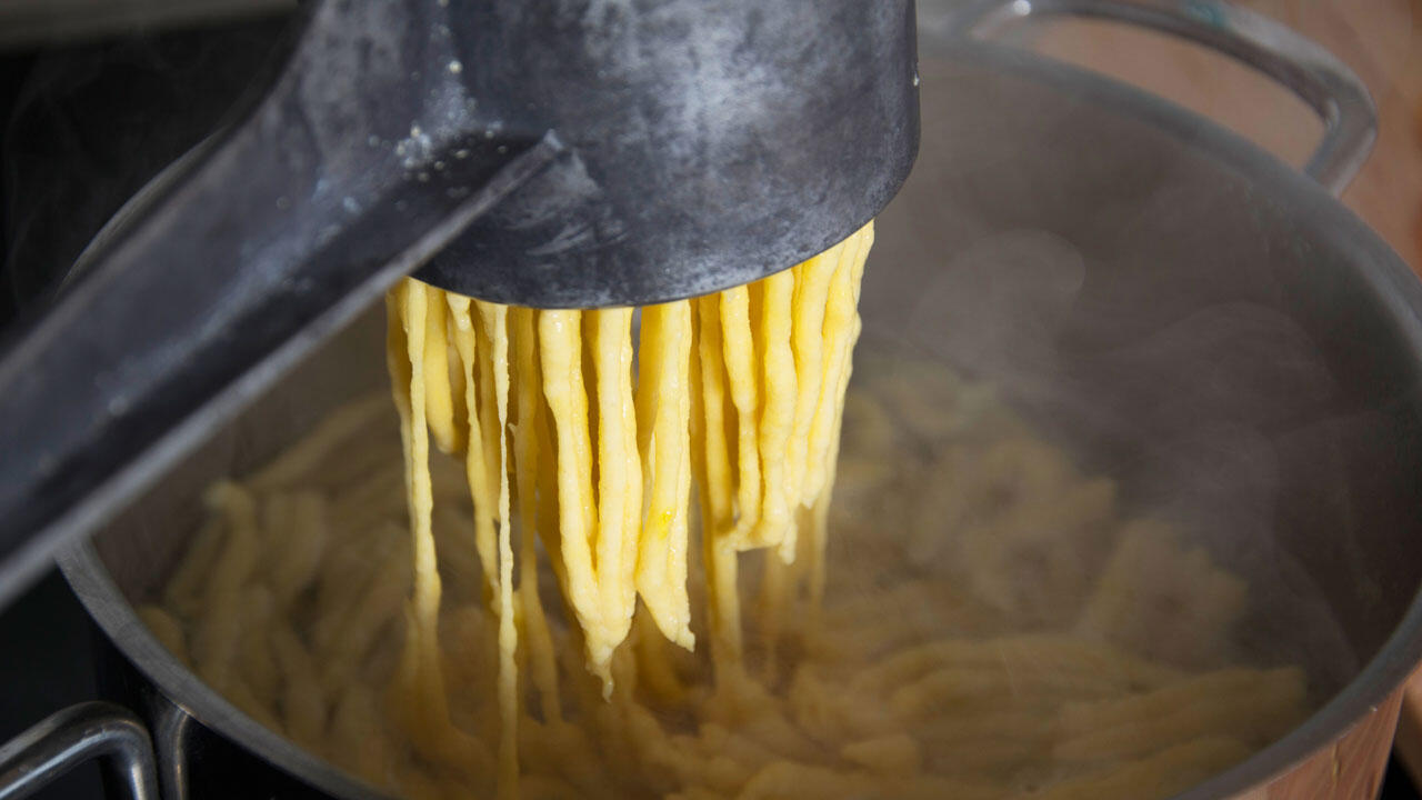 Spätzle pressen ist ganz einfach: Teig einfüllen, ins kochende Wasser pressen, fertig garen. Spätzle pressen ist ganz einfach: Teig einfüllen, ins kochende Wasser pressen, fertig garen.