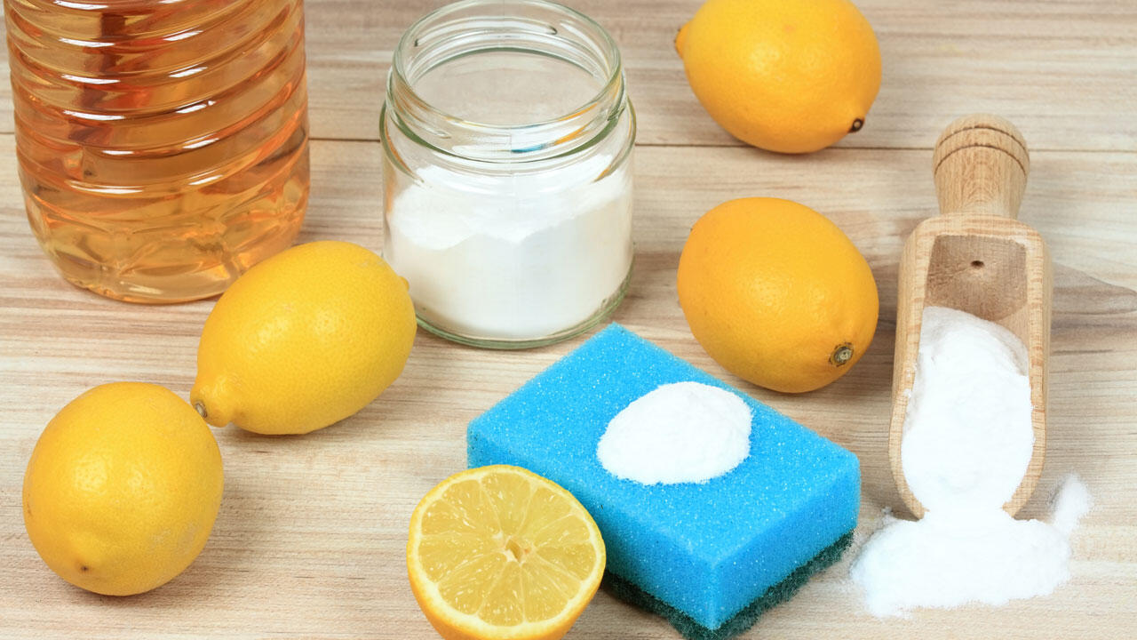 Hausmittel wie Zitrone, Salz und Natron eignen sich um Entfernen von Blutflecken.