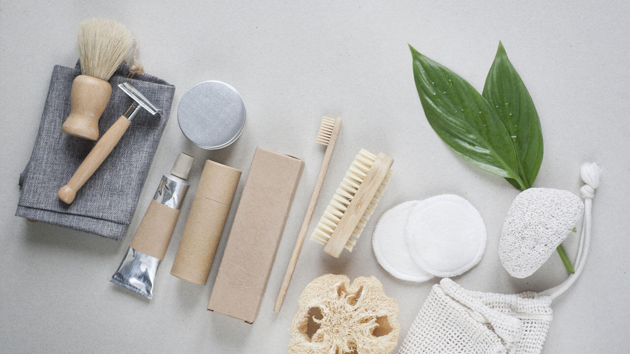 Zero-Waste-Kosmetik ist längst mehr als Seife: Inzwischen können Verbraucher aus zahlreichen Produkten für Haut und Haar wählen. Zero-Waste-Kosmetik ist längst mehr als Seife: Inzwischen können Verbraucher aus zahlreichen Produkten für Haut und Haar wählen.