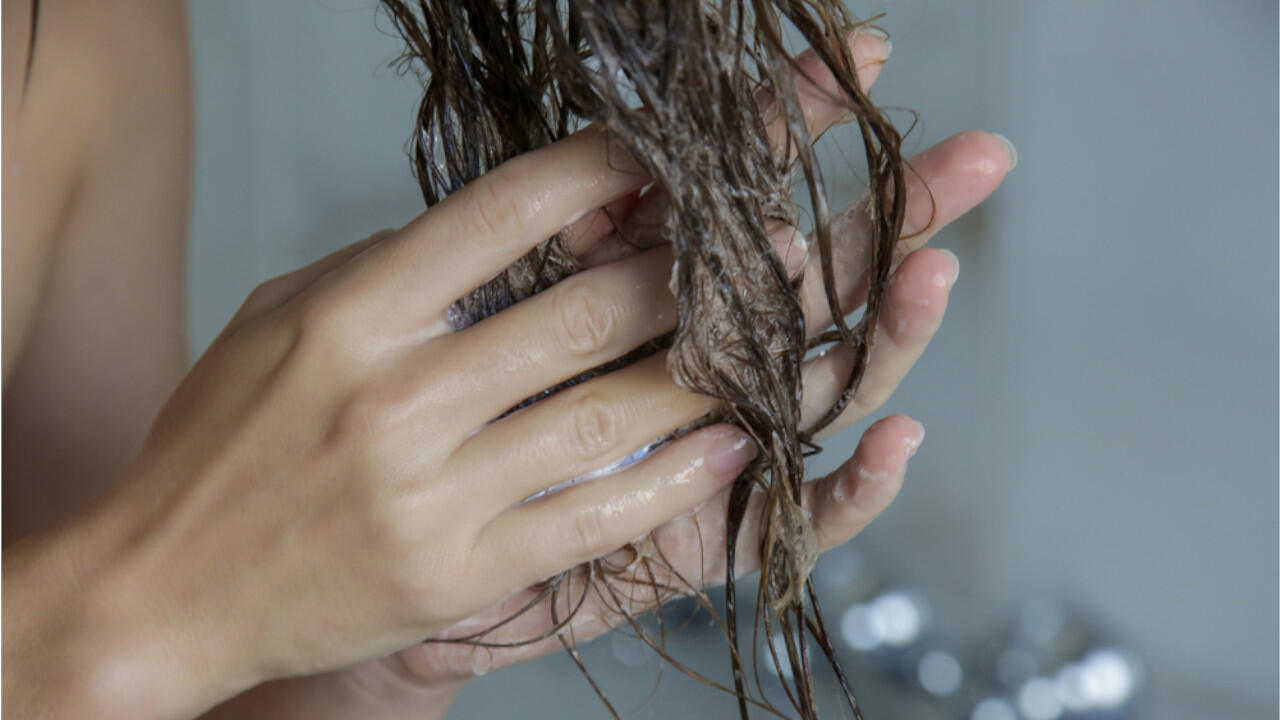 Festes Shampoo selber machen: Nach dem Aushärten können Sie das feste Shampoo verwenden, es schäumt ebenso gut wie flüssiges.