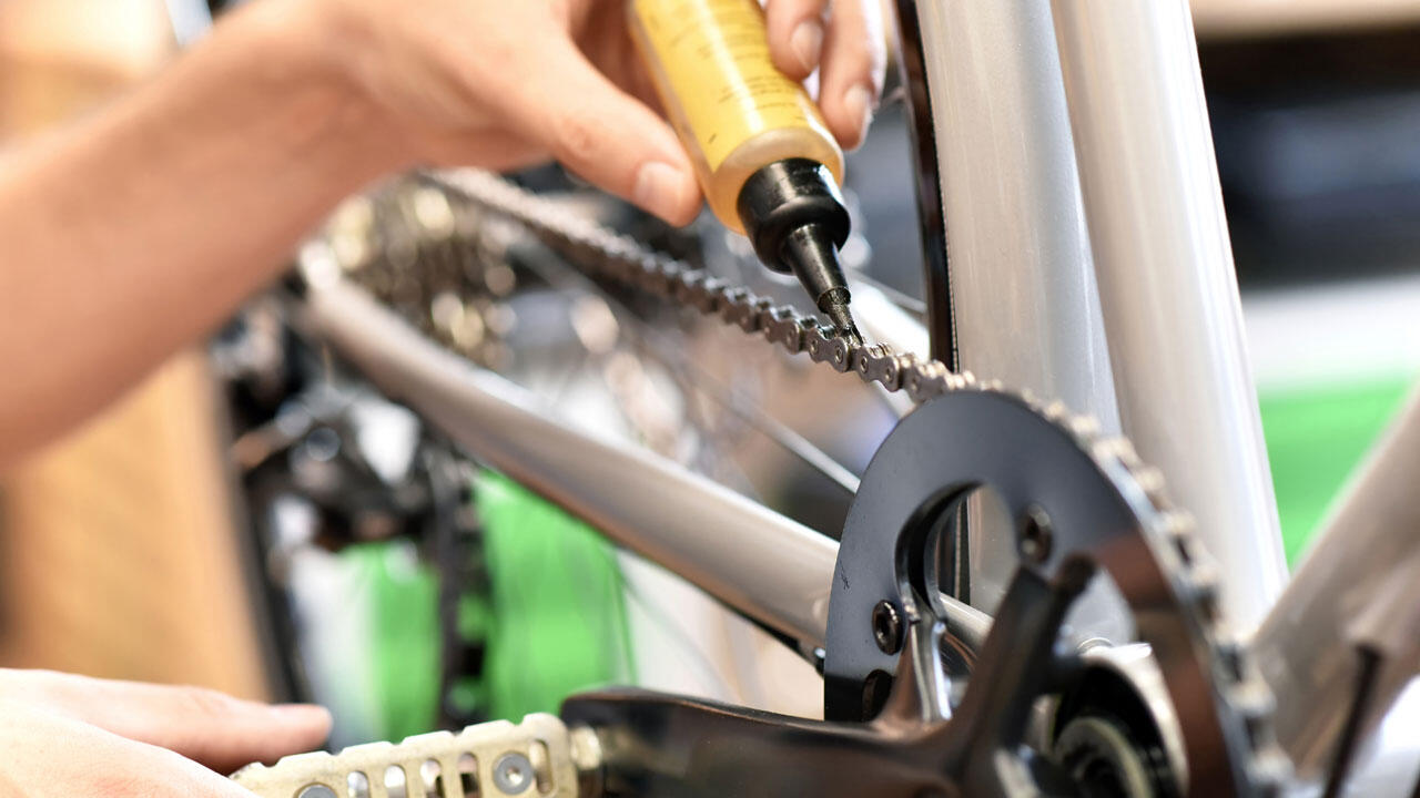 Ölflecken vom Fahrradölen sollten Sie mit Bindemittel entfernen. Ölflecken vom Fahrradölen sollten Sie mit Bindemittel entfernen.