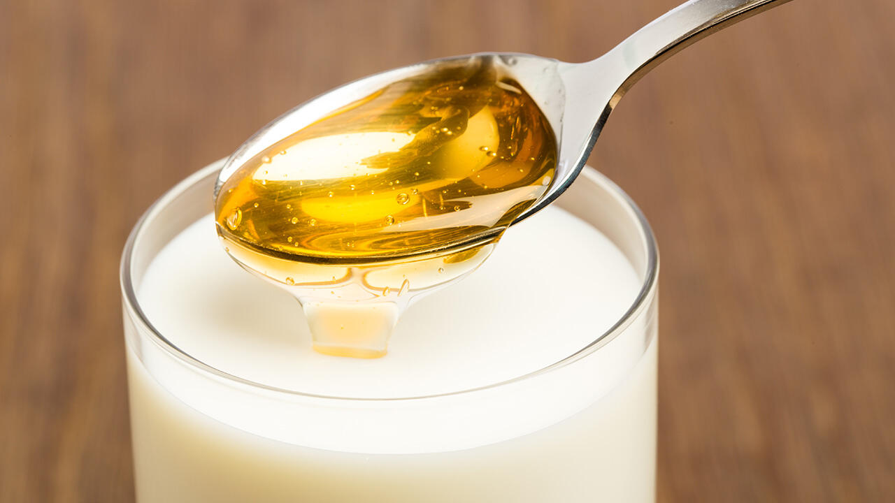 Heiße Milch mit Honig ist ein Klassiker bei Halsschmerzen und Erkältung.