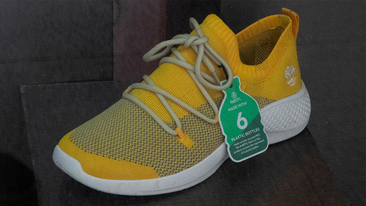 Schuhe aus recycelten Plastikflaschen sind zu einem Symbolbild für die Suche nach nachhaltigen Lösungen geworden.