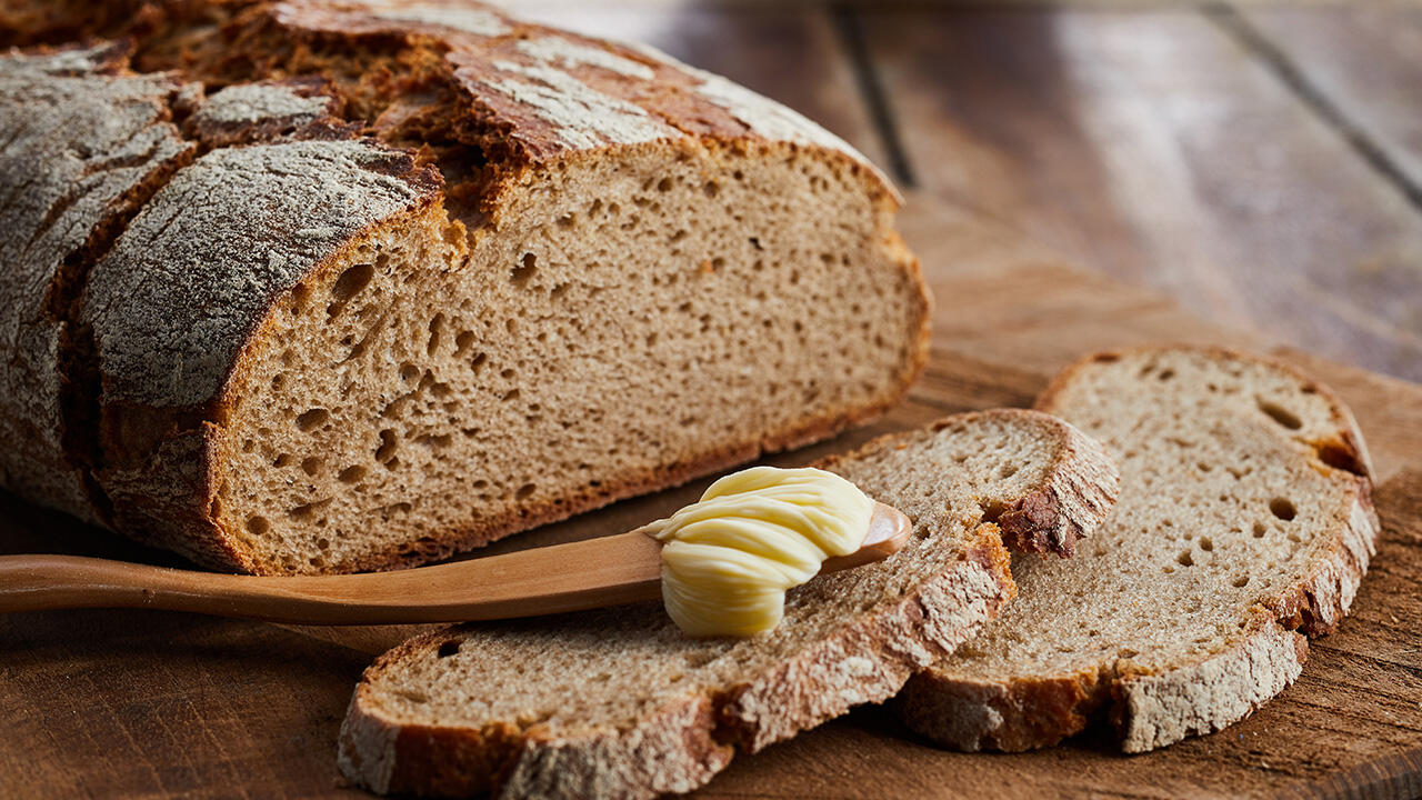 Roggenbrot enthält viele Ballaststoffe und macht deswegen länger satt als Weizenbrot.