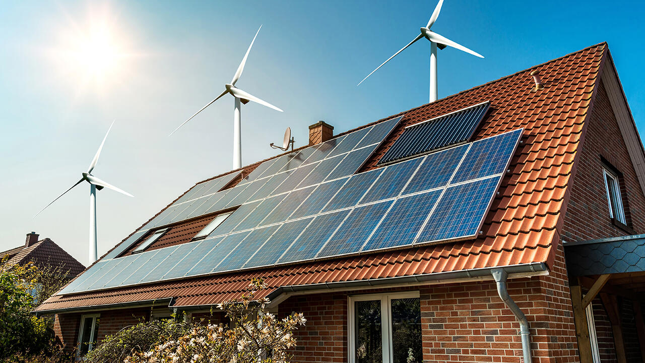 Mit einer Photovoltaik-Anlage erreichen Bauherren problemlos die Energieauflagen.