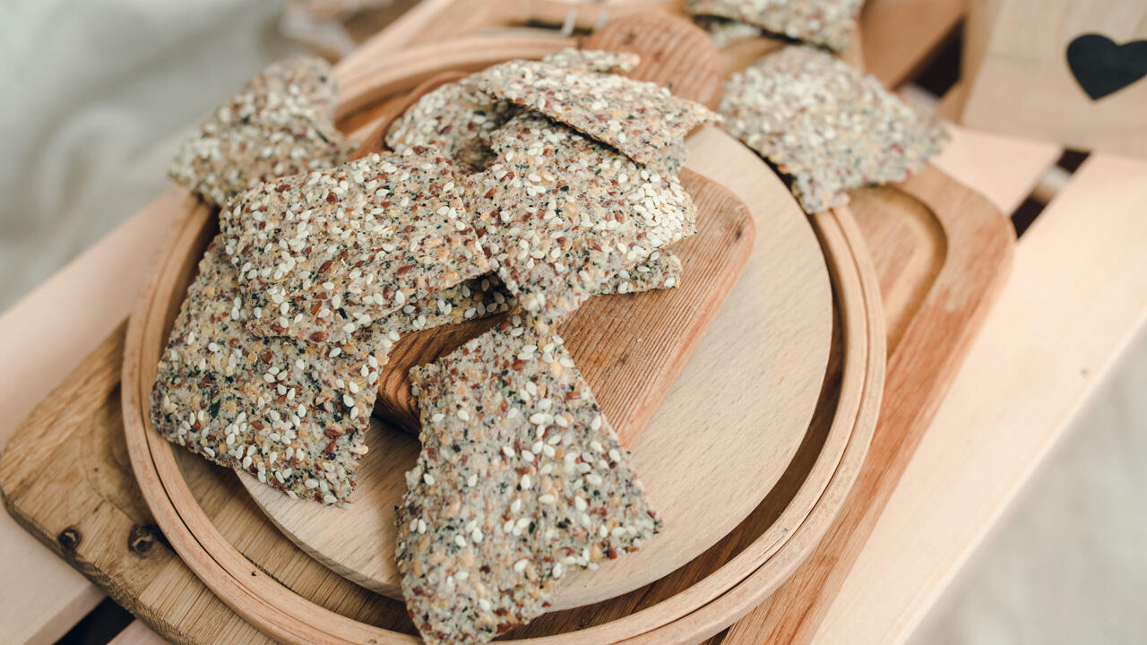 Wer auf Weizen, Roggen und Dinkel verzichten möchte, kann Knäckebrot auch aus Kichererbsenmehl zubereiten. Wer auf Weizen, Roggen und Dinkel verzichten möchte, kann Knäckebrot auch aus Kichererbsenmehl zubereiten.