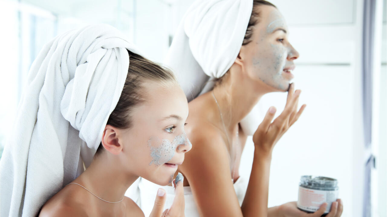 Hautpflege im Teenageralter: Reinigungsmilch, Waschgel oder andere milde Substanzen sind ausreichend.