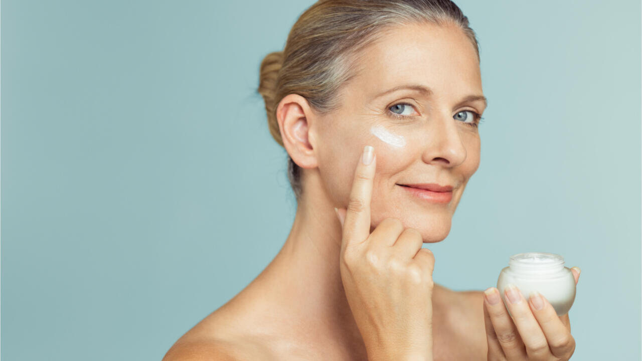 Hautpflege ab 50 Jahren: Reifere Haut benötigt besonders sanfte Pflege und Reinigung.