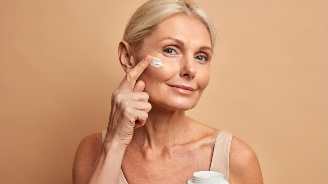Hautpflege ab 60 Jahren: Eine reichhaltige, rücksichtsvolle Pflege ist nun angesagt.
