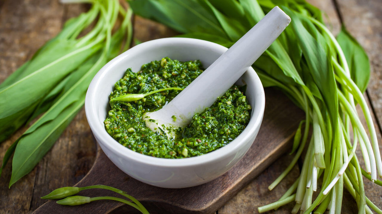 Der Klassiker aus der Wildkräuter-Küche: Bärlauch-Pesto Der Klassiker aus der Wildkräuter-Küche: Bärlauch-Pesto