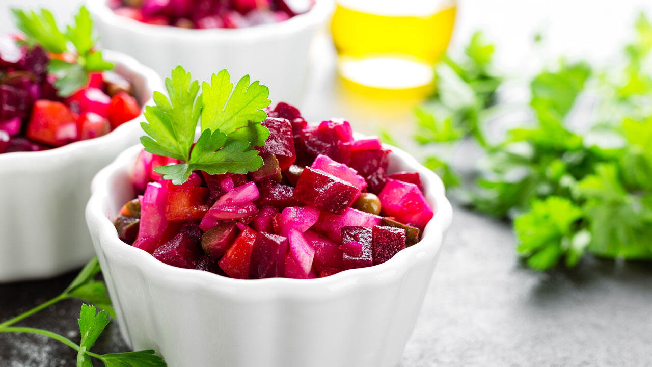 Rote-Beete-Salat ist ein Hingucker – und dabei total gesund. Rote-Beete-Salat ist ein Hingucker – und dabei total gesund.