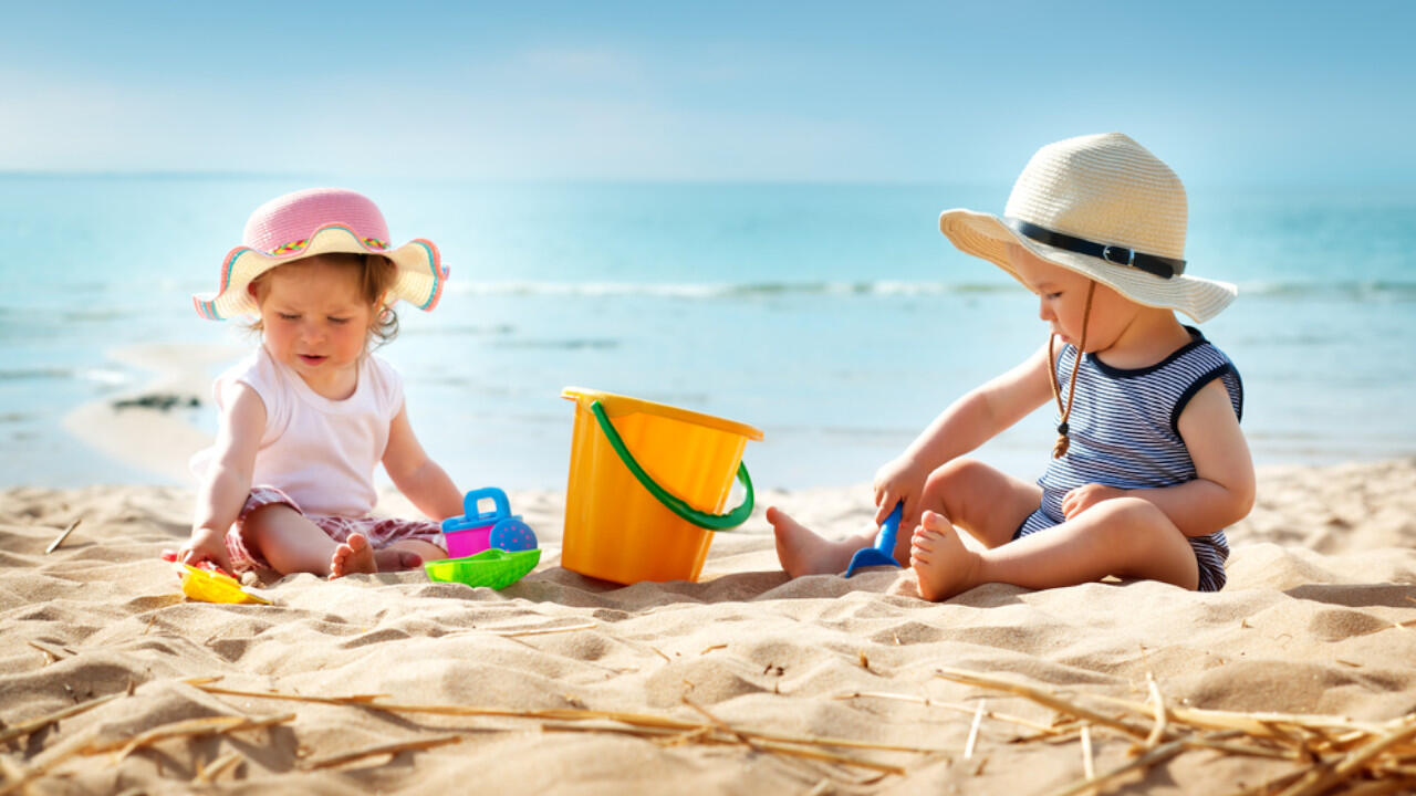 Kleinkinder sollten nur mit einer Kopfbedeckung in die Sonne und die Mittagshitze lieber im Schatten verbringen.